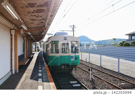 高松琴平電気鉄道長尾線・長尾駅のホームに停車する列車 高松琴平電気鉄道長尾線・長尾駅のホームに停車する列車 142203094