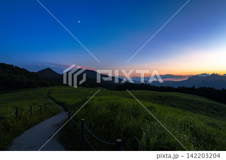 山際に残る夕焼け空と半月 曽爾高原 19mm 上コピースペース 横構図遊歩道左 B1ポスター可 山際に残る夕焼け空と半月 曽爾高原 19mm 上コピースペース 横構図遊歩道左 B1ポスター可 142203204