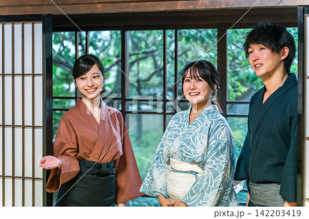 老舗の温泉旅館・高級旅館・宿坊で観光客に接客する仲居さん・女将さん 老舗の温泉旅館・高級旅館・宿坊で観光客に接客する仲居さん・女将さん 142203419
