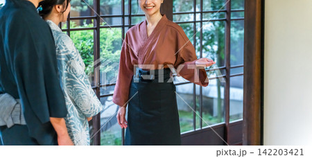 老舗の温泉旅館・高級旅館・宿坊で観光客に接客する仲居さん・女将さん 142203421