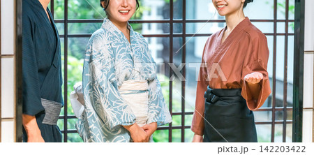 老舗の温泉旅館・高級旅館・宿坊で観光客に接客する仲居さん・女将さん 老舗の温泉旅館・高級旅館・宿坊で観光客に接客する仲居さん・女将さん 142203422