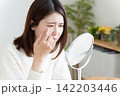 目のトラブルで鏡を見る女性 142203446