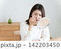 目のトラブルで鏡を見る女性 142203450