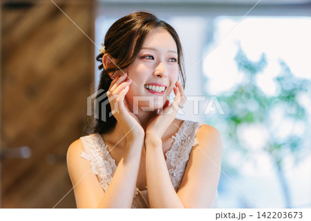 ウェディングドレスを着た女性 142203673