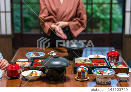 旅館,客室,個室で料理の説明をする女性スタッフの手元(部屋食) 旅館,客室,個室で料理の説明をする女性スタッフの手元(部屋食) 142203740