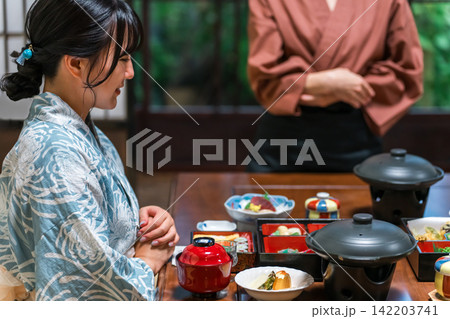 旅館,客室,個室で料理の説明をする女性スタッフ,仲居さん(部屋食) 旅館,客室,個室で料理の説明をする女性スタッフ,仲居さん(部屋食) 142203741
