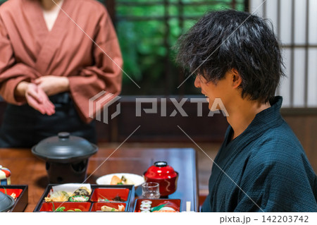旅館,客室,個室で料理の説明をする女性スタッフ,仲居さん(部屋食) 旅館,客室,個室で料理の説明をする女性スタッフ,仲居さん(部屋食) 142203742