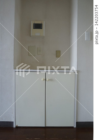 古いマンション室内設置の電話台　インターホン　電気配線　リフォーム前 142203754
