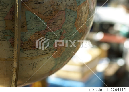 地球儀に見るアフリカ大陸と世界地図 142204115