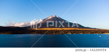 Panoramic Mount Fuji View Across the Blue Water of Lake Yamanaka 142204354
