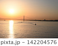 明石海峡大橋と海を照らす夕日の風景 142204576