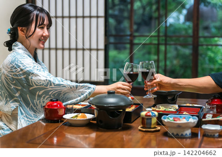 温泉旅館・旅館での食事・部屋食・夕食を食べるカップル,夫婦 温泉旅館・旅館での食事・部屋食・夕食を食べるカップル,夫婦 142204662