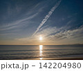 夕暮れの海と沈みゆく太陽の背景 142204980