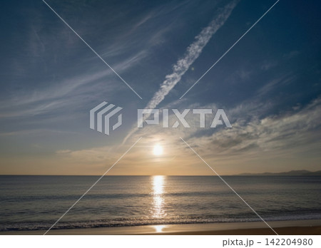 夕暮れの海と沈みゆく太陽の背景 夕暮れの海と沈みゆく太陽の背景 142204980