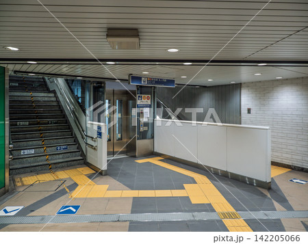 地下鉄駅構内の階段とエレベーター バリアフリー動線 地下鉄駅構内の階段とエレベーター バリアフリー動線 142205066