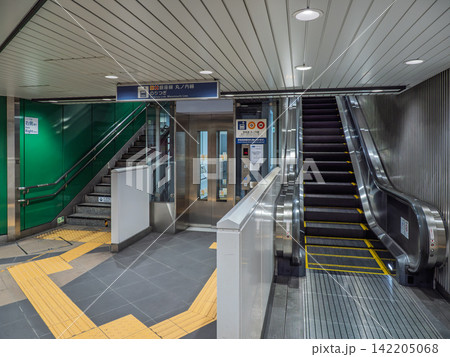 地下鉄駅構内のエスカレーターとエレベーター バリアフリー設備 地下鉄駅構内のエスカレーターとエレベーター バリアフリー設備 142205068