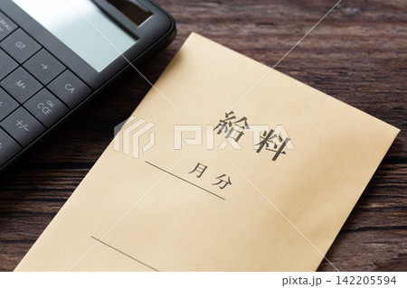 給料と電卓 給料と電卓 142205594