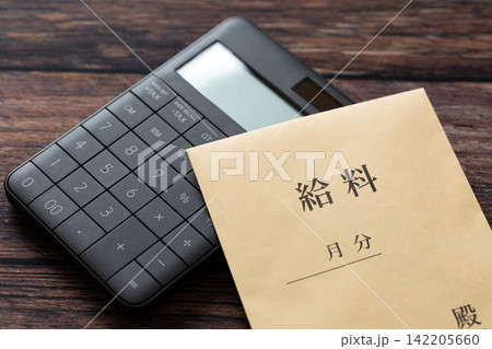 給料と電卓 給料と電卓 142205660