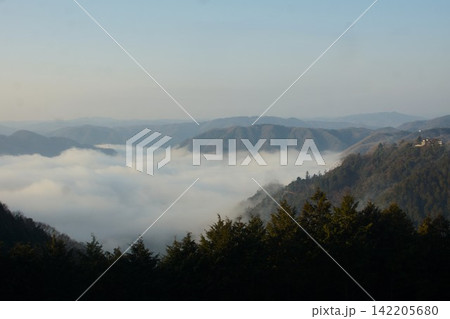備中松山城展望台から見た風景 備中松山城と雲海(朝焼け) 備中松山城展望台から見た風景 備中松山城と雲海(朝焼け) 142205680
