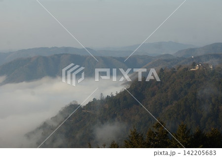 備中松山城展望台から見た風景　備中松山城と雲海（朝焼け） 142205683
