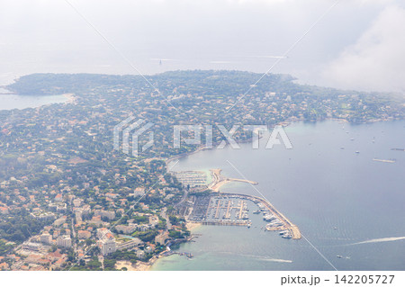 夏の南フランス、地中海沿岸の空撮 夏の南フランス、地中海沿岸の空撮 142205727