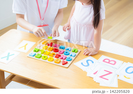 幼児教育 英会話教室でレッスンを受ける子どもの手元 幼児教育 英会話教室でレッスンを受ける子どもの手元 142205820