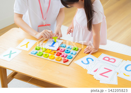 幼児教育 英会話教室でレッスンを受ける子どもの手元 幼児教育 英会話教室でレッスンを受ける子どもの手元 142205823