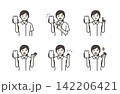 スマホを見せている女性看護師 セット 142206421