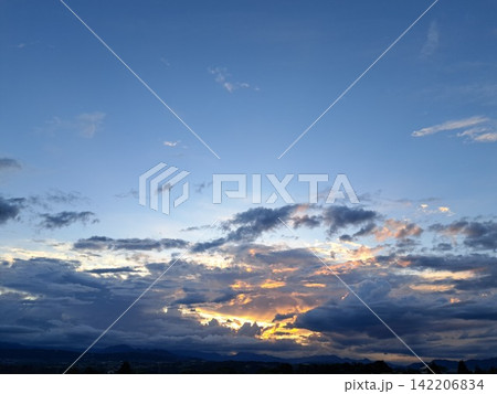 黄昏時のダイナミックな雲と夕光 黄昏時のダイナミックな雲と夕光 142206834