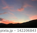 静寂の中に染まる空 142206843