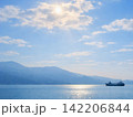 柔らかな光に包まれた海と船 142206844