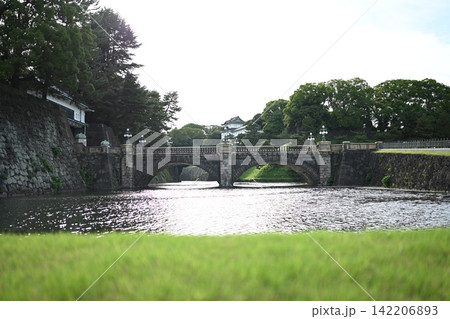 皇居二重橋と水面が映す歴史的な風景 皇居二重橋と水面が映す歴史的な風景 142206893