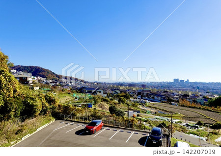 箕面市第一総合運動場スカイアリーナ駐車場越しに大阪平野を見晴らした風景 大阪府箕面市 箕面市第一総合運動場スカイアリーナ駐車場越しに大阪平野を見晴らした風景 大阪府箕面市 142207019