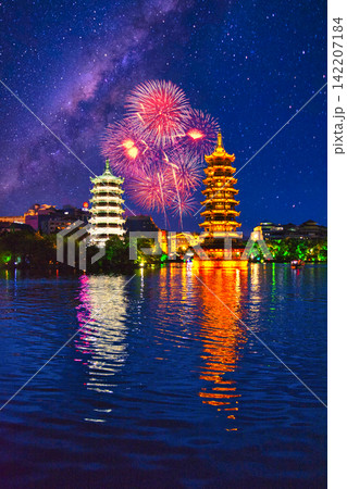 桂林の日月塔の美しい夜景 142207184