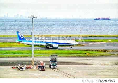 飛行機のある風景 飛行機のある風景 142207453