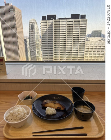 新宿の高層ビルを眺めながら味わう焼き魚定食 新宿の高層ビルを眺めながら味わう焼き魚定食 142207910