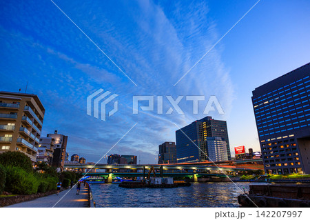 東京ウオーターフロントの徐々に表情を変えてゆく黄昏時の情景 東京ウオーターフロントの徐々に表情を変えてゆく黄昏時の情景 142207997