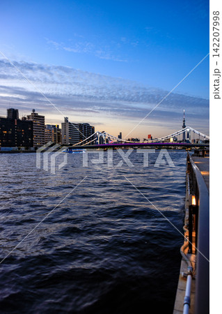 東京ウオーターフロントの徐々に表情を変えてゆく黄昏時の情景 東京ウオーターフロントの徐々に表情を変えてゆく黄昏時の情景 142207998