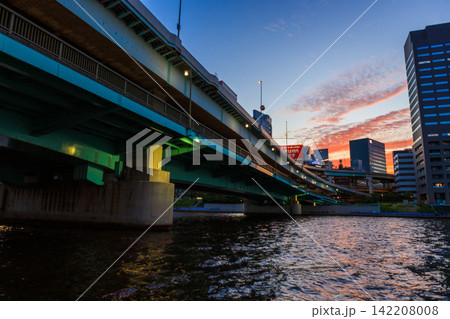 東京ウオーターフロントの徐々に表情を変えてゆく黄昏時の情景 東京ウオーターフロントの徐々に表情を変えてゆく黄昏時の情景 142208008
