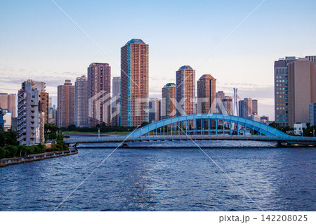 東京ウオーターフロントの徐々に表情を変えてゆく黄昏時の情景 東京ウオーターフロントの徐々に表情を変えてゆく黄昏時の情景 142208025