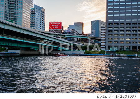 東京ウオーターフロントの徐々に表情を変えてゆく黄昏時の情景 142208037