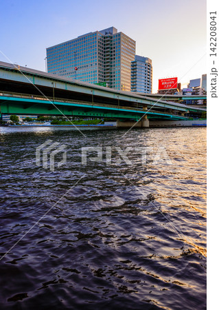東京ウオーターフロントの徐々に表情を変えてゆく黄昏時の情景 東京ウオーターフロントの徐々に表情を変えてゆく黄昏時の情景 142208041