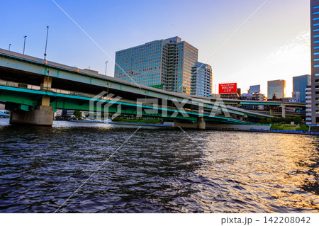 東京ウオーターフロントの徐々に表情を変えてゆく黄昏時の情景 東京ウオーターフロントの徐々に表情を変えてゆく黄昏時の情景 142208042
