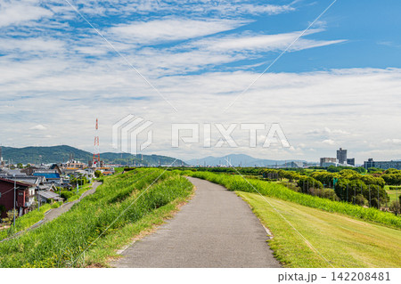 淀川右岸堤防上からの景観　大阪府高槻市 142208481