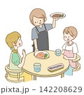 お客様に店員が料理を提供している様子 142208629