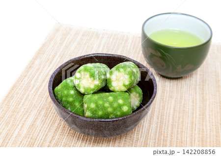 伝統のお茶菓子、五家宝と日本茶【白背景】 伝統のお茶菓子、五家宝と日本茶【白背景】 142208856