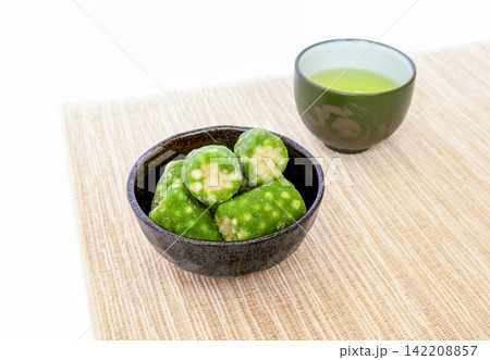 伝統のお茶菓子、五家宝と日本茶【白背景】 伝統のお茶菓子、五家宝と日本茶【白背景】 142208857