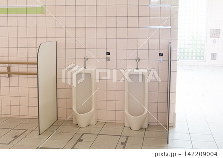 サービスエリアの女子トイレに設置された子ども用小便器 142209004