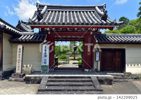 青空と新緑の法華寺の山門 142209025
