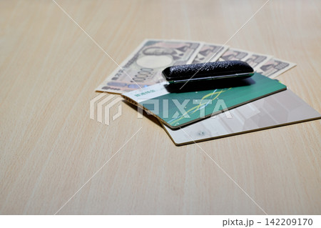銀行通帳と判子と1万円札 銀行通帳と判子と1万円札 142209170